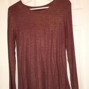 Long-sleeved crew with gold accents